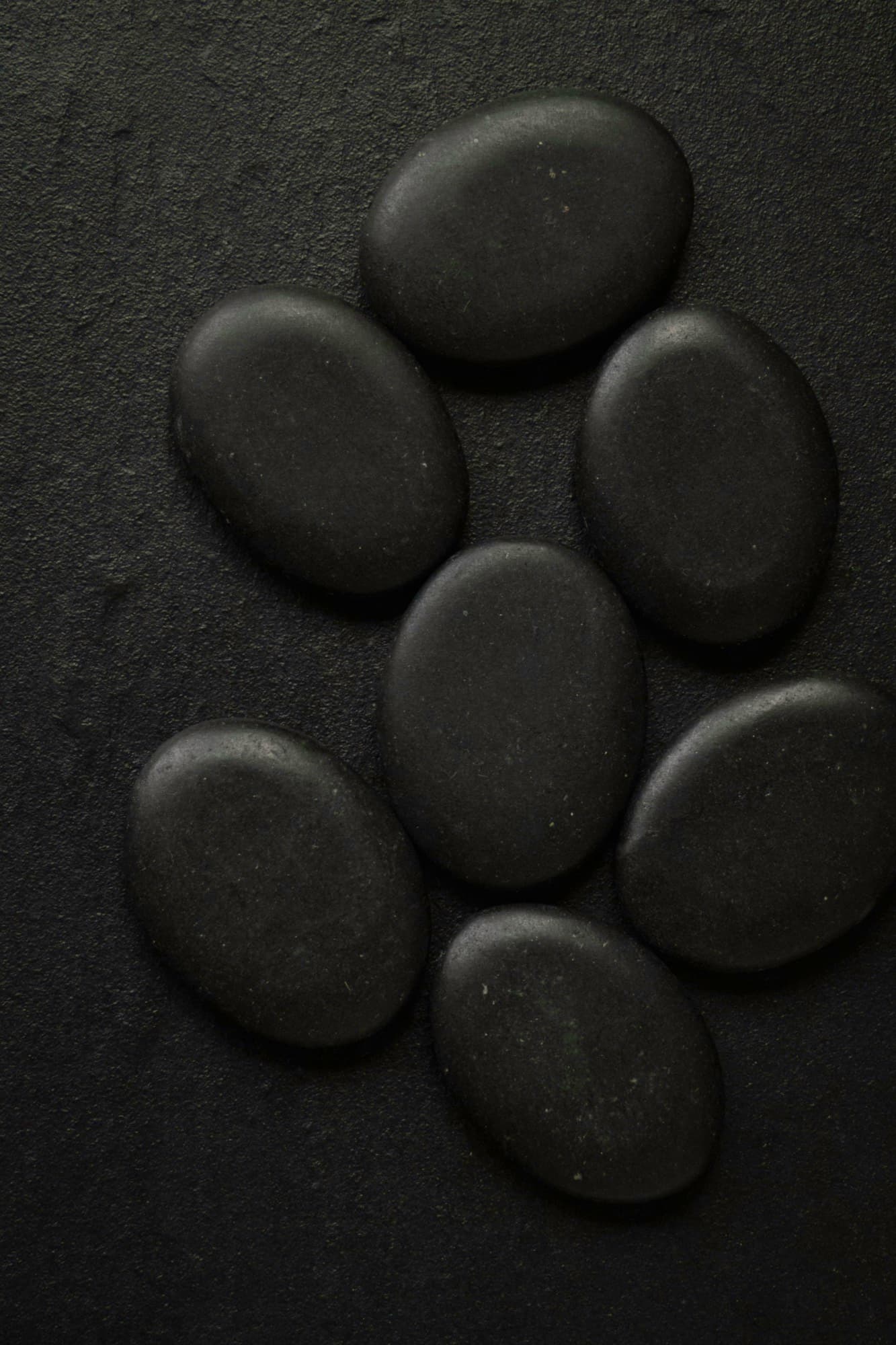Schwarze Basaltsteine für die Hot-Stone-Massage