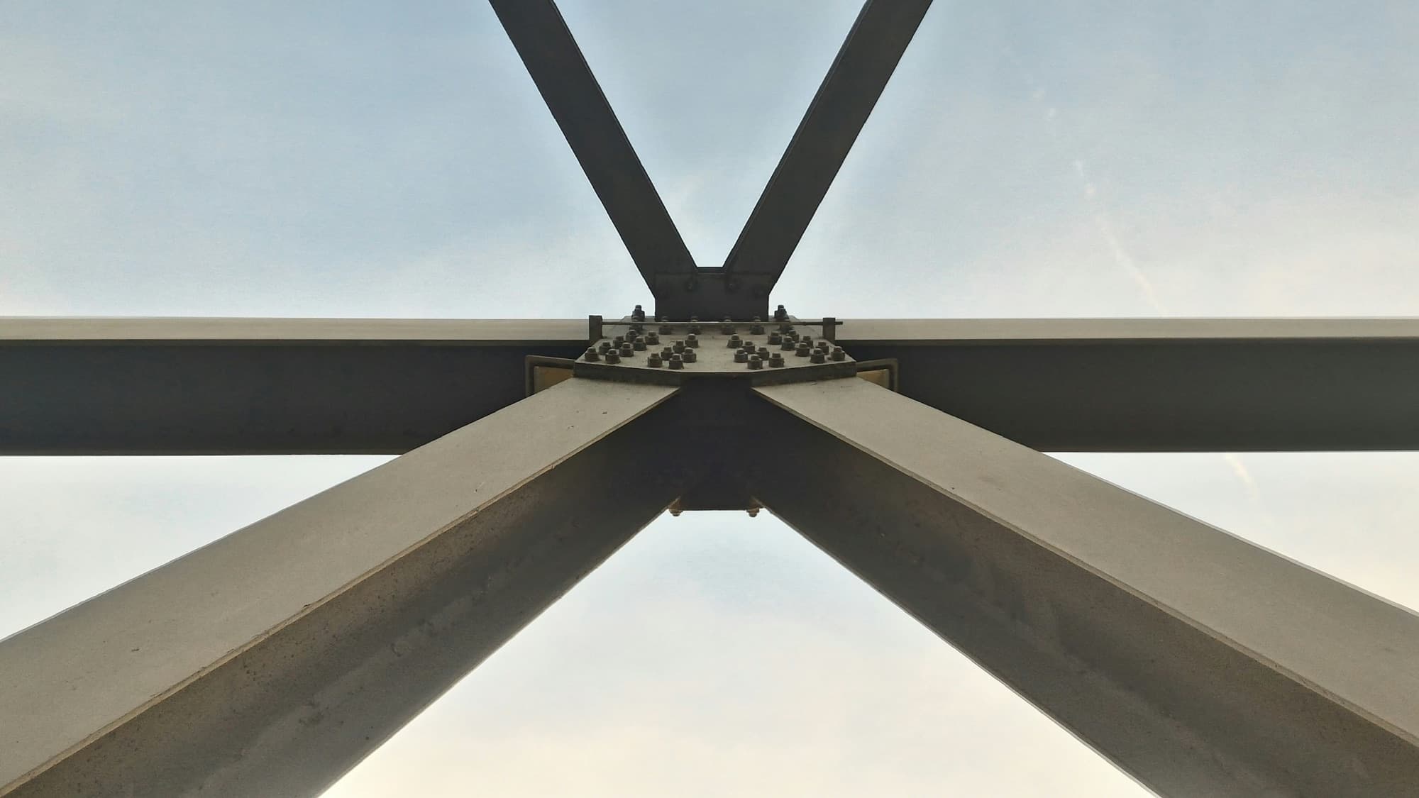 Ein verschraubter Stahlknoten gegen den Himmel